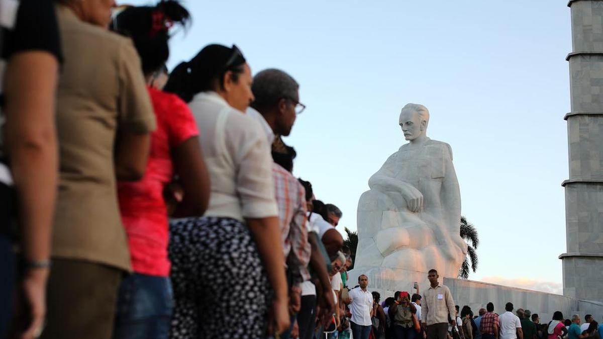Cientos de cubanos participan en las honras fúnebres al fallecido líder de la revolución cubana Fidel Castro el lunes 28 de noviembre de 2016, en Plaza de la Revolución de La Habana (Cuba).