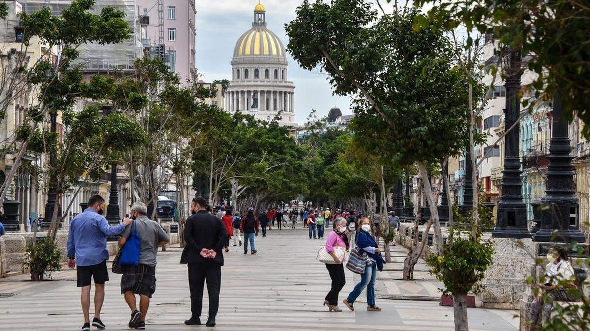 La gente camina por la calle Prado en La Habana, el 15 de noviembre de 2021.