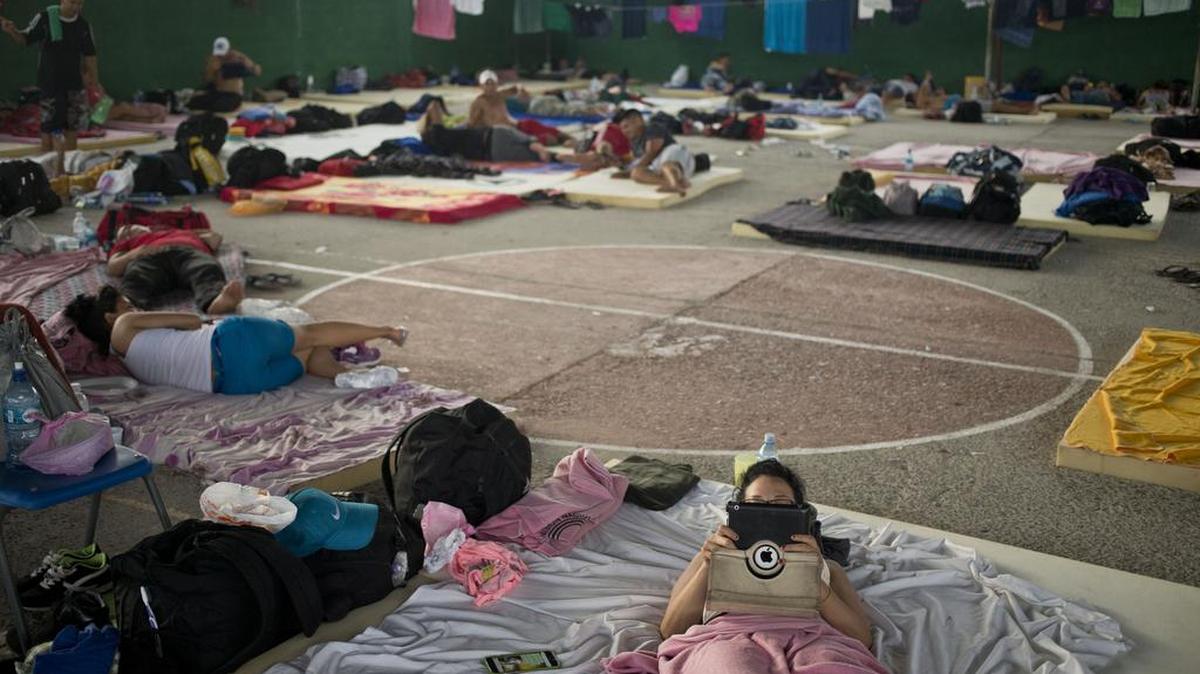 Una mujer cubana femenino utiliza su tableta dentro de una vivienda en La Cruz, Costa Rica, frontera con Nicaragua.