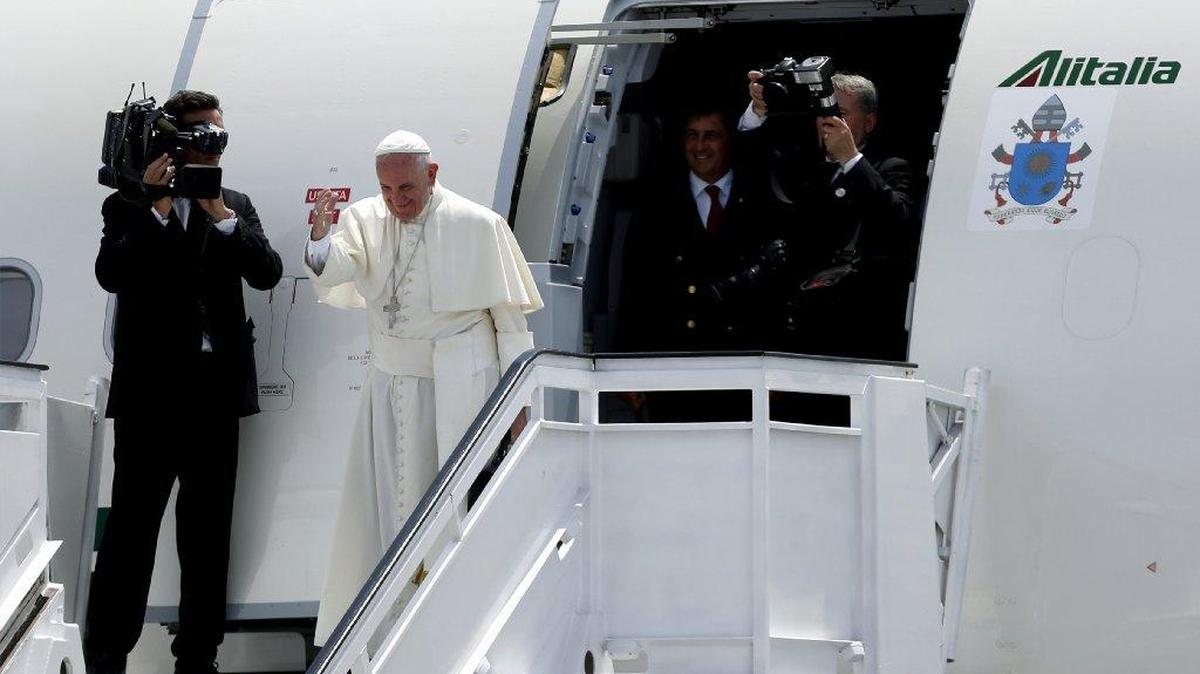 El papa Francisco se despide de los asistentes al aeropuerto Antonio Maceo el martes 22 de septiembre de 2015, en Santiago de Cuba. Francisco se despidió hoy de Cuba tras una visita de cuatro días y partió rumbo a Estados Unidos, la segunda escala de un viaje marcado por el papel que ha jugado el pontífice en la reconciliación entre los dos países.