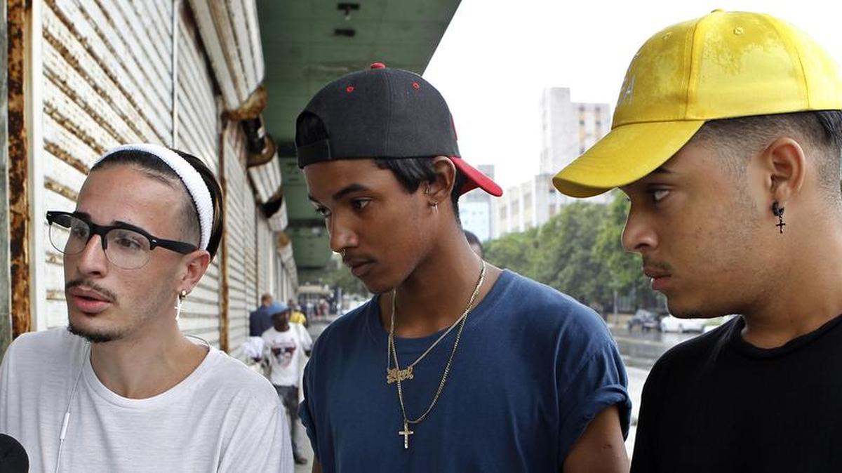 Fotografía del 23 de mayo de 2017, de los youtubers Kevin(i), José(c) y Anel (d) del canal Palanganeando en Youtube, quienes conversan con Efe, sobre las características de su canal, en La Habana, Cuba.