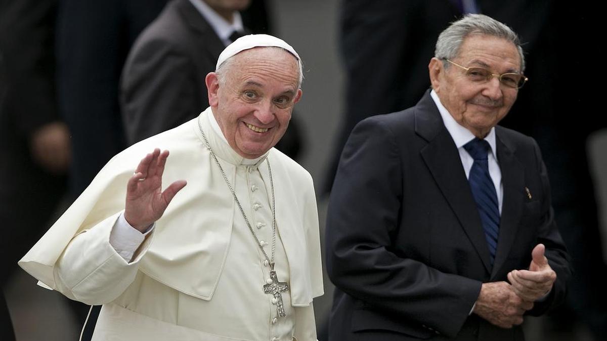El papa Francisco es recibido por el gobernante cubano Raúl Castro en el Aeropuerto Internacional José Martí de La Habana, el 19 de septiembre de 2015.