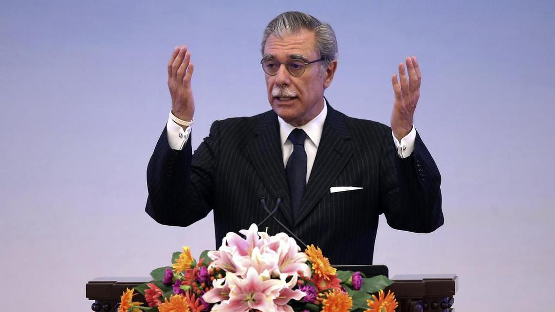 El ex secretario de Comercio federal Carlos Gutiérrez pronuncia un discurso durante la sesión inaugural de la 1ra. Conferencia sobre Calidad en China, en el Gran Salón del Pueblo en Pekín, el 15 de septiembre del 2015.