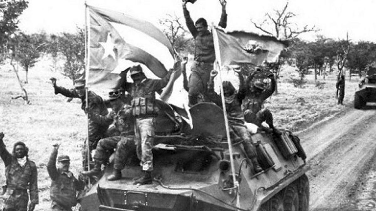Tropas cubanas desfilan en un tanque en Angola