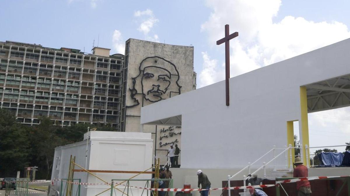 
Imagen del Che Guevara en la Plaza de la Revolución, en La Habana, durante los preparativos para la reciente visita del papa Francisco. 
