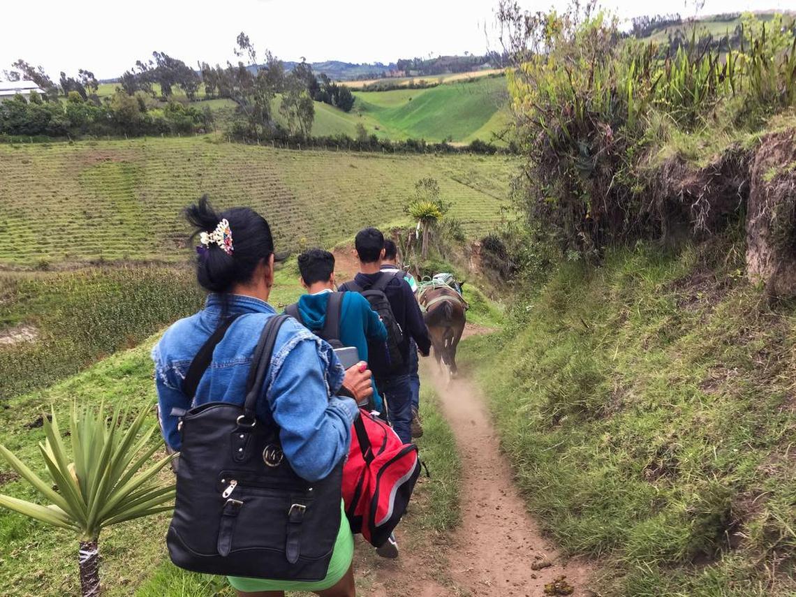 Marta Amaro con varios migrantes de Haití y Bangladesh cruzando desde Ecuador a Colombia.