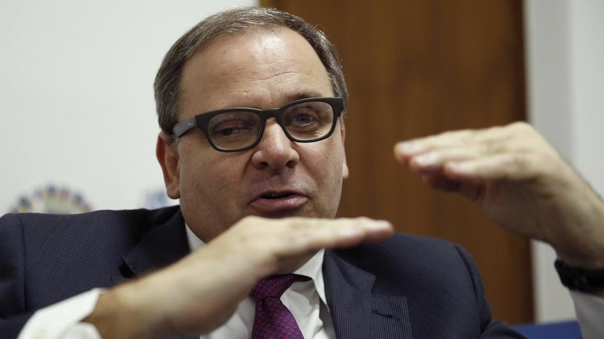 El embajador de Cuba, Eugenio Martínez, durante una entrevista con Efe en la que explica el interés de la isla por fomentar la inversión extranjera y habla de los sectores que más oportunidades de negocio ofrecen a las empresas españolas. Cuba confía en que la transformación de su economía permita atraer la inversión extranjera necesaria para que el país sea más eficiente, aunque este proceso todavía tropieza con una falta de cambio de mentalidad en el ámbito interno y con el mantenimiento de las sanciones por parte de Estados Unidos. Martínez Enríquez explica que para Cuba es prioritario diversificar sus socios para no volver "a depender de un solo país nunca más", ya que la caída de la Unión Soviética les supuso un desplome de la economía del 35 % y la pérdida del 75 % de su comercio exterior.