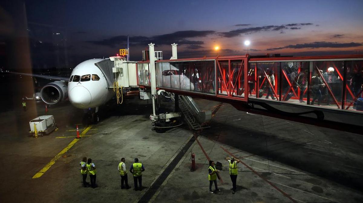 Fotografía del nuevo avión Boeing 787 Dreamliner de la aerolínea Air Europa a su llegada el miércoles 8 de marzo de 2017, en su vuelo inaugural Madrid-La Habana, en La Habana (Cuba).