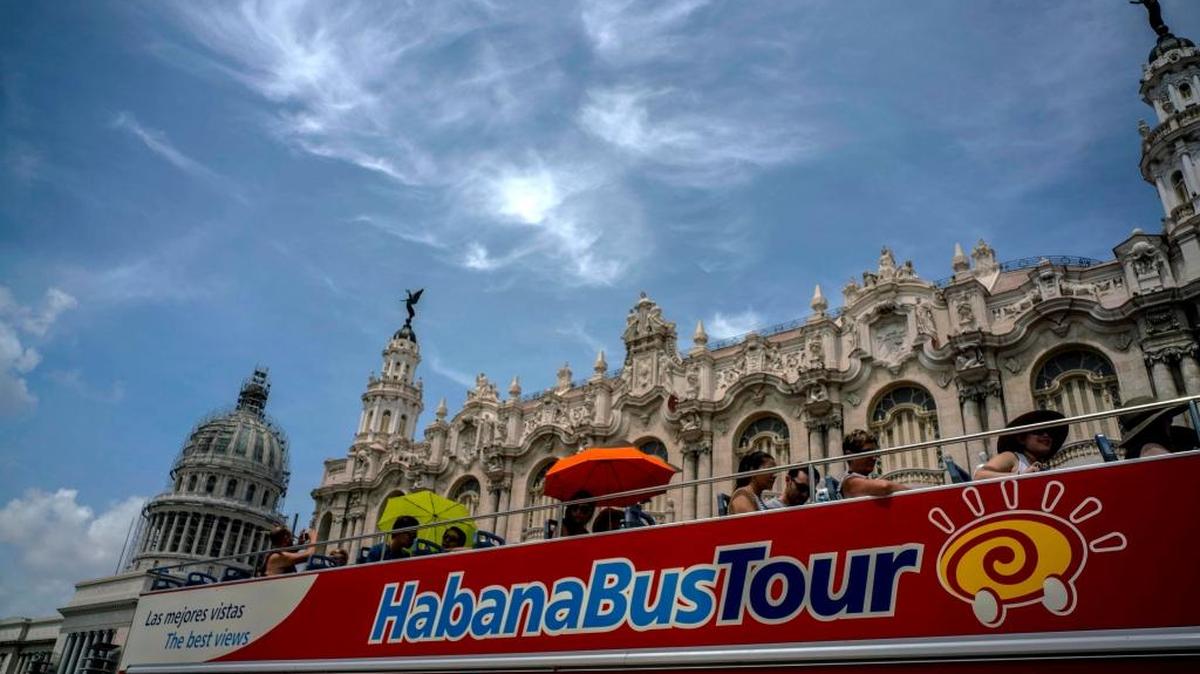 Turistas en un autobús en La Habana, en junio.