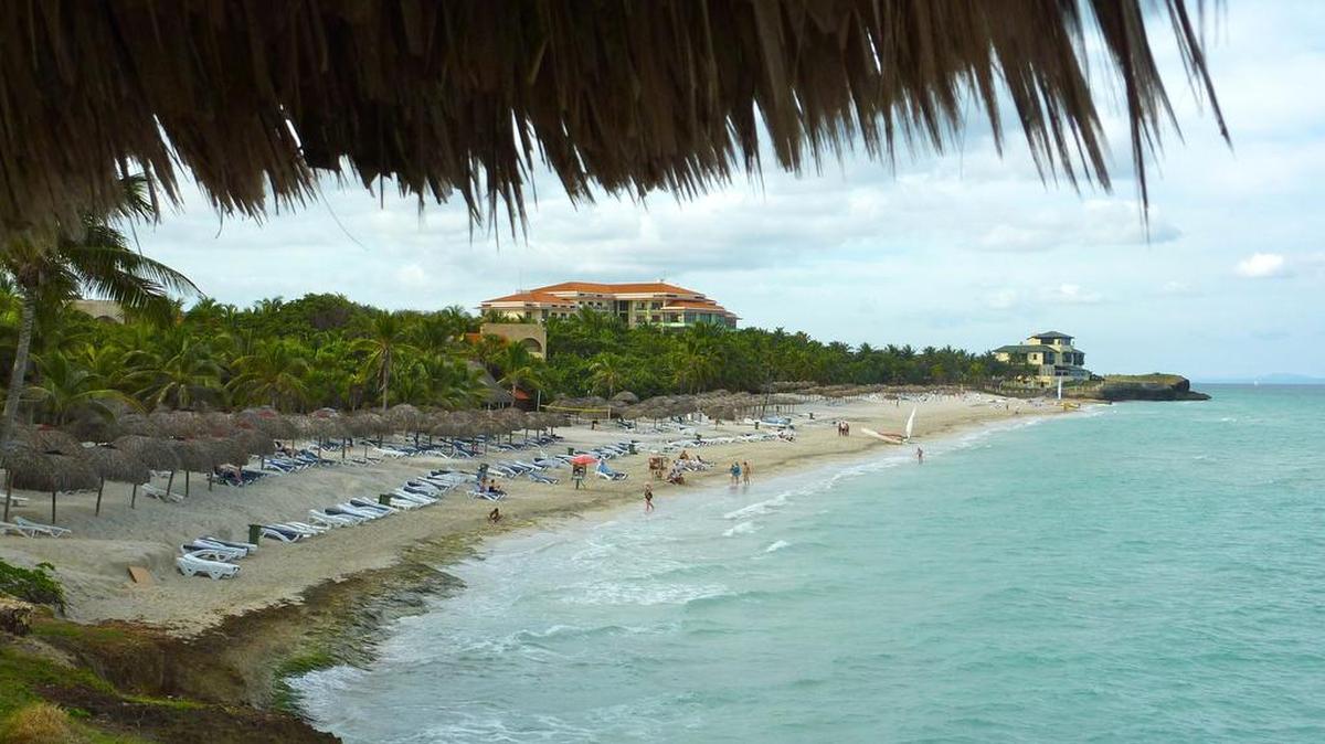 Foto de archivo de la playa de Varadero, Cuba. El gobierno cubano reportó un incremento de sargazo en las costas de Guantánamo, pero hasta el momento no ha informado de presencia de la especie en otras provincias.