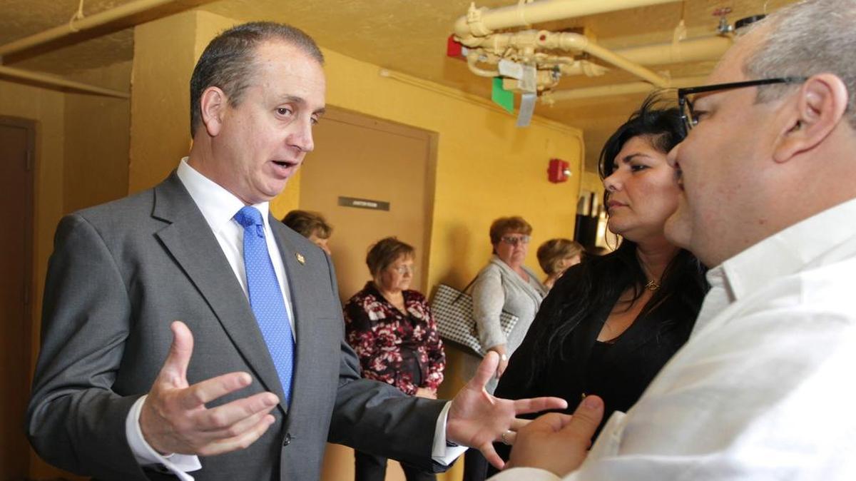 El congresista republicano Mario Díaz-Balart durante una visita a un centro de vivienda en Hialeah en febrero del 2015.