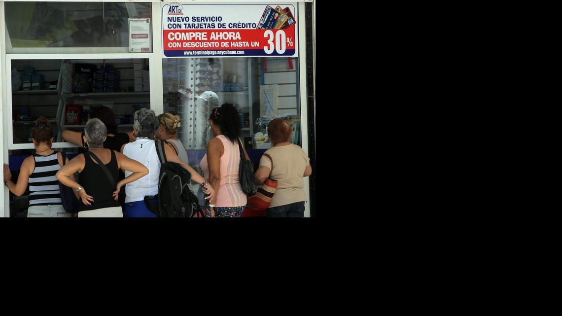 Foto de archivo. Varias personas hacen fila para comprar en un establecimiento en La Habana. 
