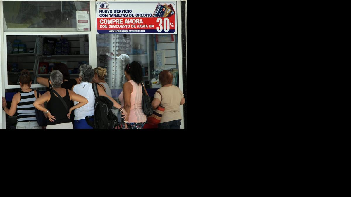 Foto de archivo. Varias personas hacen fila para comprar en un establecimiento en La Habana. 