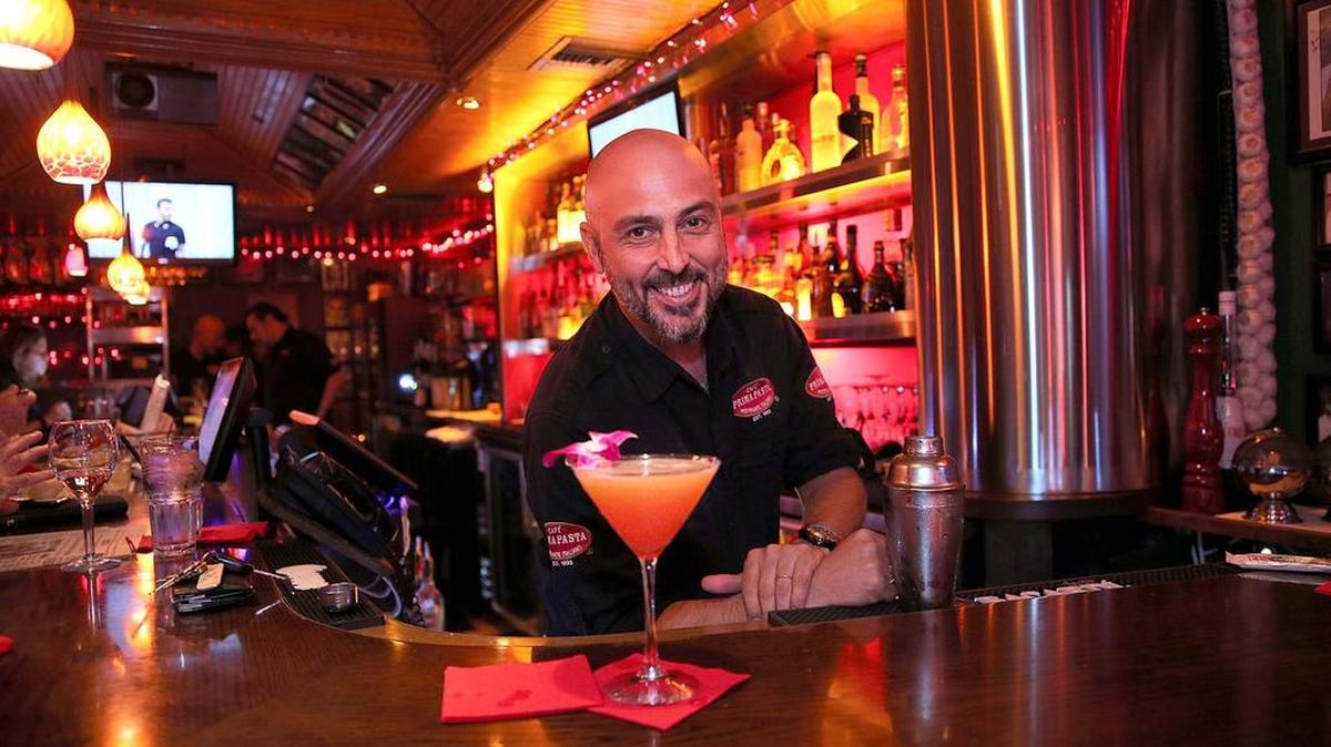 (Archivo) El cantinero Henry Villar posó con un Prima Martini (vodka e infusión de fruta exótica), el cóctel especial de la casa del Café Prima Pasta, un restaurante italiano en Miami Beach el viernes 26 febrero 2016.