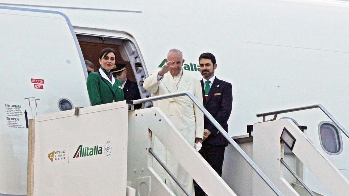 El papa Francisco (c) se despide de los periodistas mientras toma el avión en el aeropuerto Leonardo Da Vinci-Fiumicino de Roma (Italia) hoy, 12 de febrero de 2016.