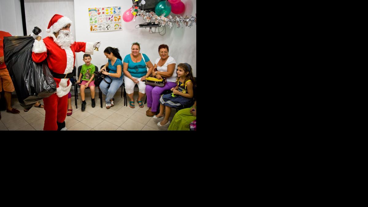 
En los barrios de la ciudad se organizan fiestas infantiles con un abrigado Santa Claus repartiendo obsequios en medio del calor tropical.
