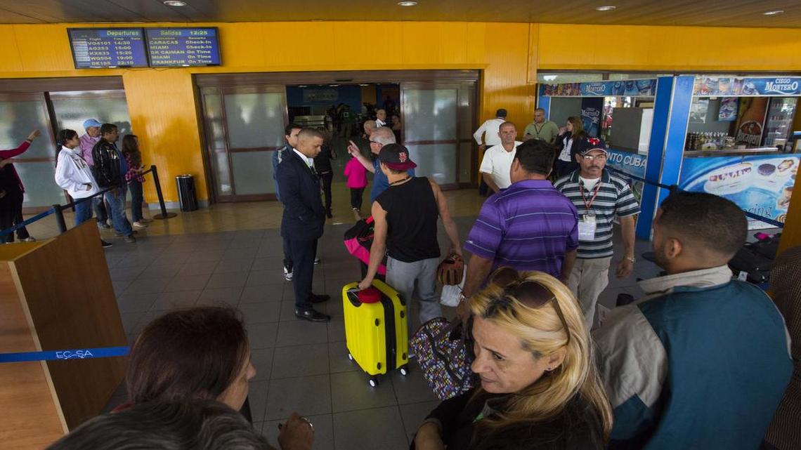 Pasajeros en la terminal aérea José Martí en La Habana en camino a tomar un vuelo charter hacia la ciudad de Miami.