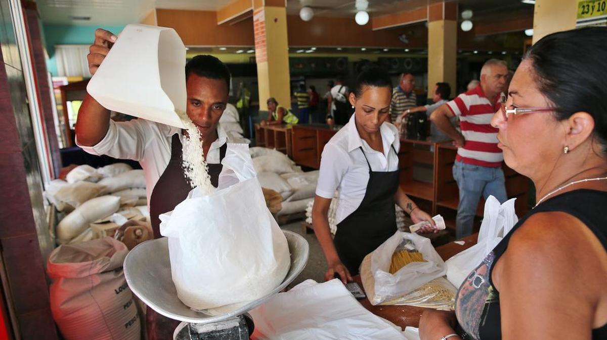 Una mujer compra arroz el vienes 22 de abril de 2016, en La Habana (Cuba).