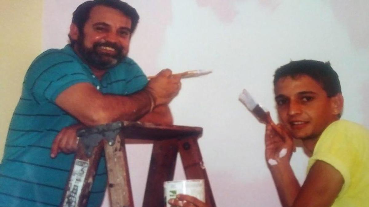 Carlos Iván González junto a su padre, Iván González, tras llegar de Cuba en 1980.