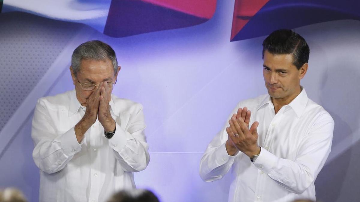 El presidente de México, Enrique Peña Nieto (d), y su homólogo cubano, Raúl Castro (i), hoy, viernes 6 de noviembre de 2015, durante una rueda de prensa conjunta en Palacio de Gobierno del estado de Yucatán, Mérida, en el sureste de México.