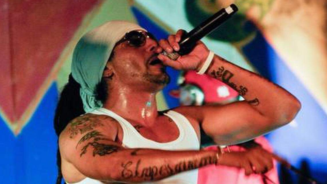 
El rapero cubano Aldo Rodríguez Baquero, miembro de Los Aldeanos, durante un concierto en el Teatro Acapulco de La Habana, el 23 de abril del 2010. Rodríguez negó el jueves, 11 de diciembre del 2014, que recibió dinero de la agencia estadounidense USAID.


