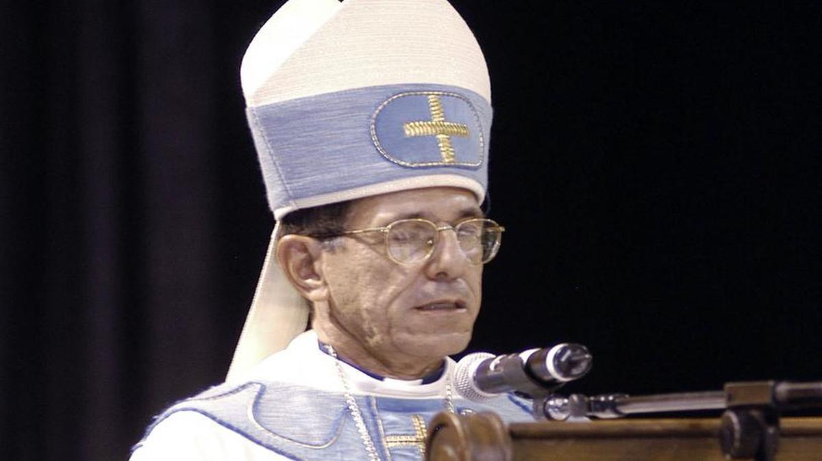 Monseñor Juan García Rodríguez durante una misa en la Arena de Miami en septiembre del 2005.