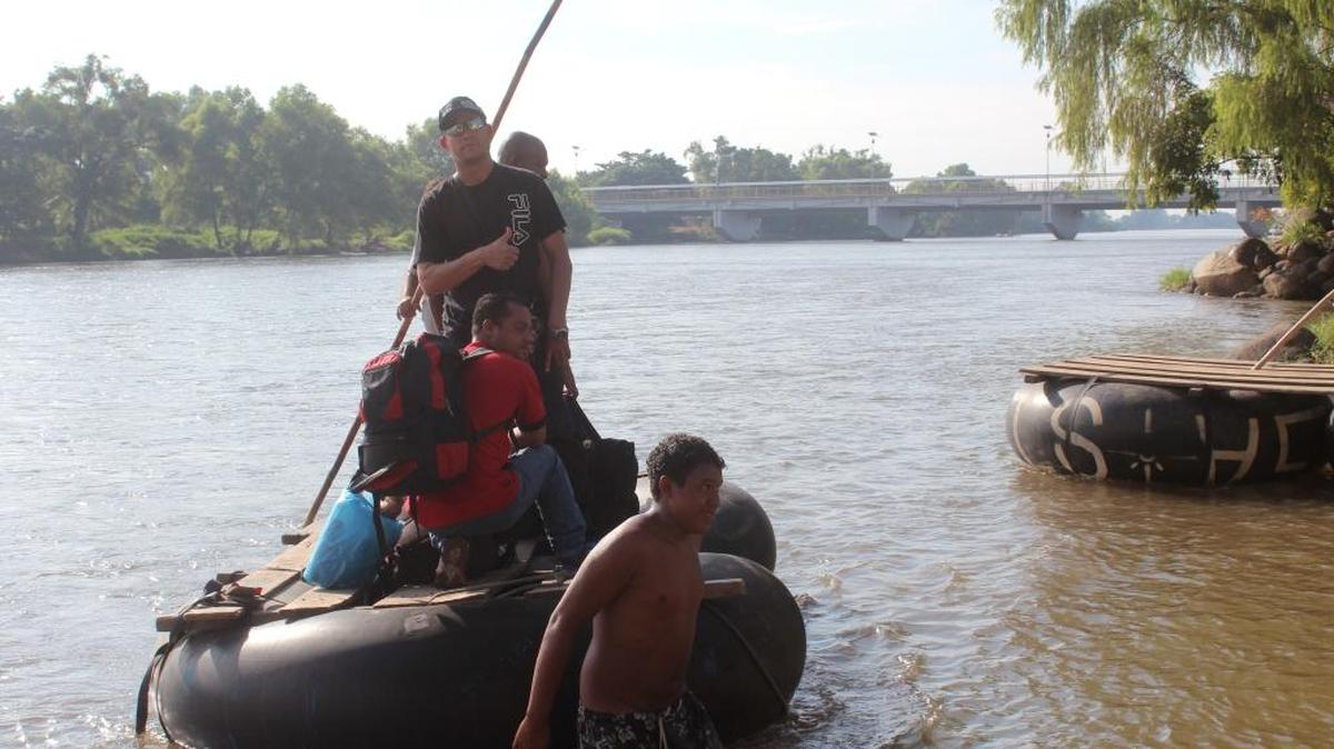 Decenas de migrantes cubanos cruzan este viernes 20 de noviembre de 2015 el río Suchiate, en la frontera de México con Guatemala. Pese a los crecientes obstáculos a su paso, el ingreso de cubanos desde Centroamérica a través de la frontera sur de México hoy, este viernes 20 de noviembre de 2015, con el fin de obtener un salvoconducto que les permita llegar a Estados Unidos se ha incrementado en las últimas semanas. Ni el cierre de la frontera de Nicaragua con Costa Rica el pasado 15 de noviembre ha detenido a los cubanos que viajan en grupos numerosos de hasta 500 y que, por un pago de cinco dólares, atraviesan en balsas a diario el río internacional Suchiate, que divide a México de Guatemala.