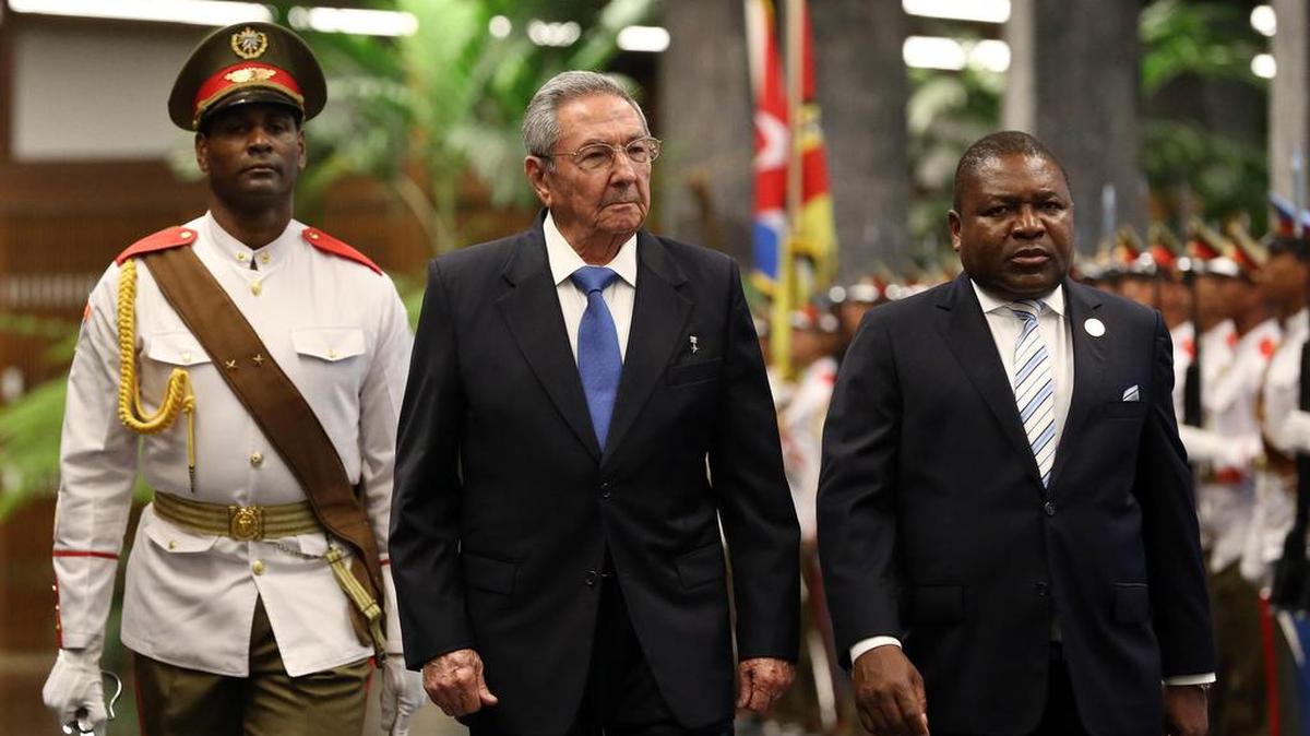 El gobernante de Cuba, Raúl Castro (c), y su homólogo de Mozambique, Filipe Jacinto Nyusi (d), pasan revista a las tropas formadas para la ceremonia oficial de recibimiento en el Palacio de la Revolución de La Habana (Cuba), el sábado 17 de junio de 2017.