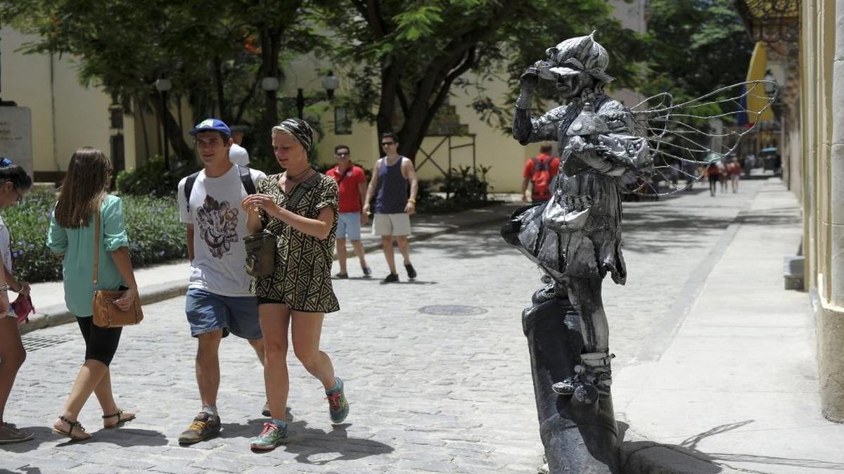 Beatriz Estevez, una estudiante de derecho que trabaja como estatua viviente, en La Habana, el 15 de mayo de 2017. Recauda dinero de los turistas como Estatua viviente y podría trabajar en su ocupación elegida, pero los salarios más bajos de la región han socavado el prestigio de muchas profesiones en Cuba.