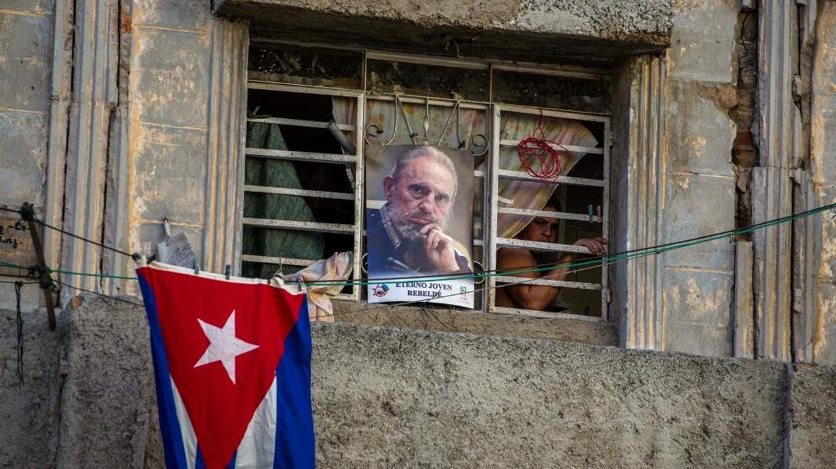Una mujer se asoma por la ventana de un apartamento en La Habana en noviembre del 2016.