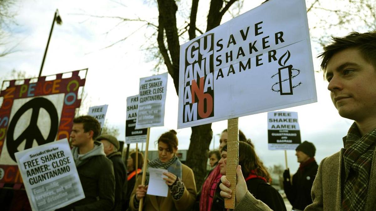 Manifestantes piden en Londres la liberación de Shaker Aamer, quien permaneció 13 años en la base militar de Guantánamo.