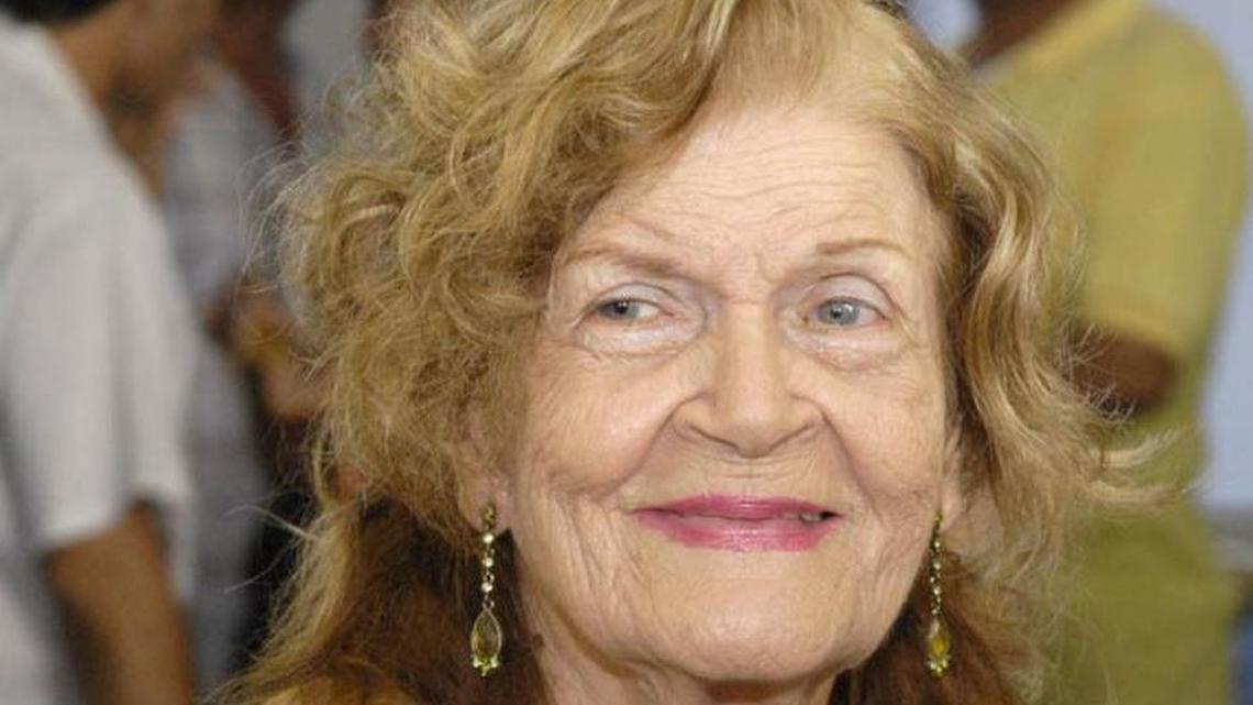 La poetisa cubana Carilda Oliver Labra, cuya obra es un referente de la literatura hispana, falleció en la madrudada del miércoles 29 de agosto de 2018 a los 96 años.