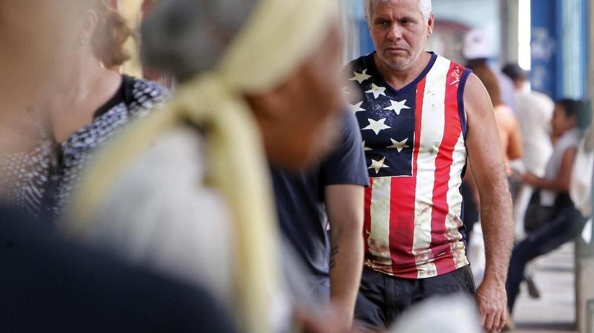Un hombre viste una camiseta con la imagen de la bandera de Estados Unidos el martes 8 de noviembre del 2016, en La Habana (Cuba).