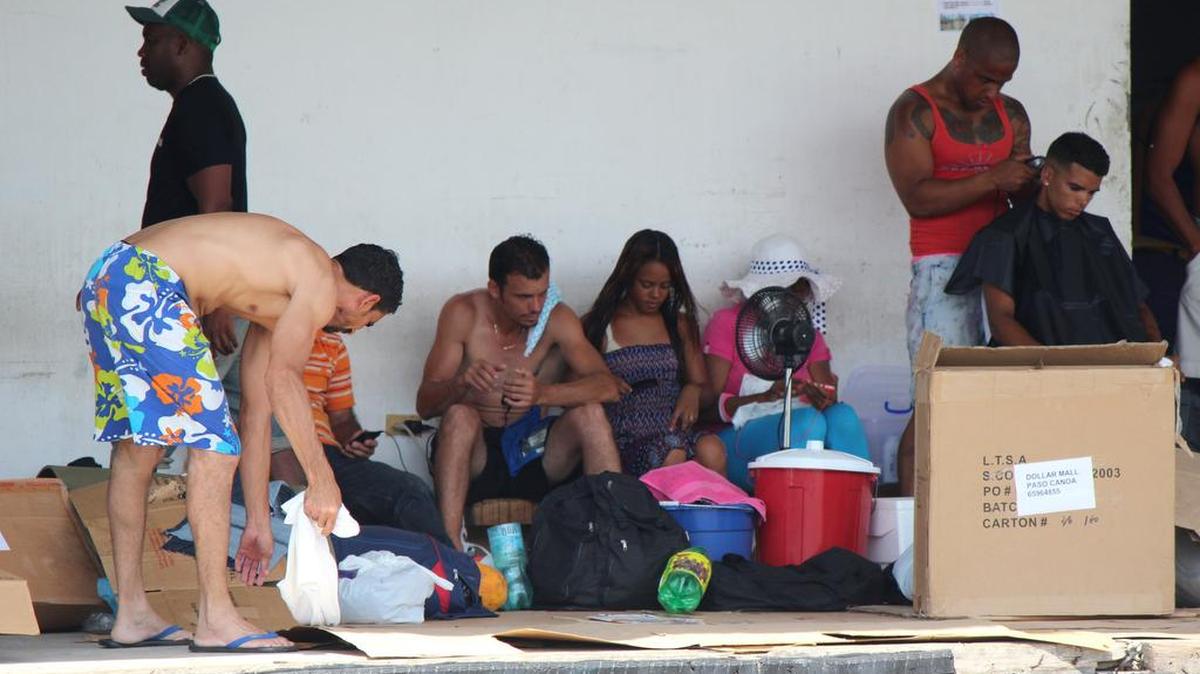Migrantes cubanos varados en Paso Canoas, frontera de Panamá con Costa Rica. 