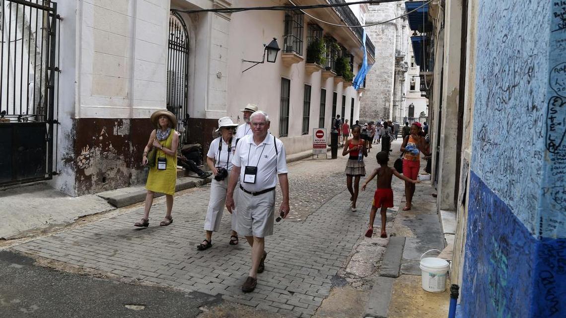Turistas estadounidenses caminan cerca de la Bodeguita del Medio en la zona de La Habana Vieja.