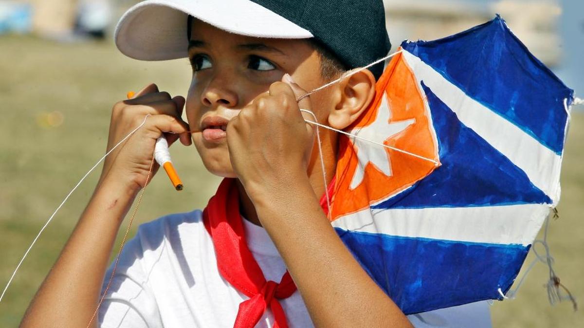 Un niño se dispone a elevar su cometa este sábado 18 de febrero del 2017, en La Habana, Cuba. Un centenar de niños cubanos lanzó hoy al vuelo sus cometas de papel durante el festival "Mi papalote contra el bloqueo", una acción con la que pidieron el fin del embargo económico de Estados Unidos contra la isla programada en la 26 Feria Internacional del Libro (FIL 2017) de La Habana.