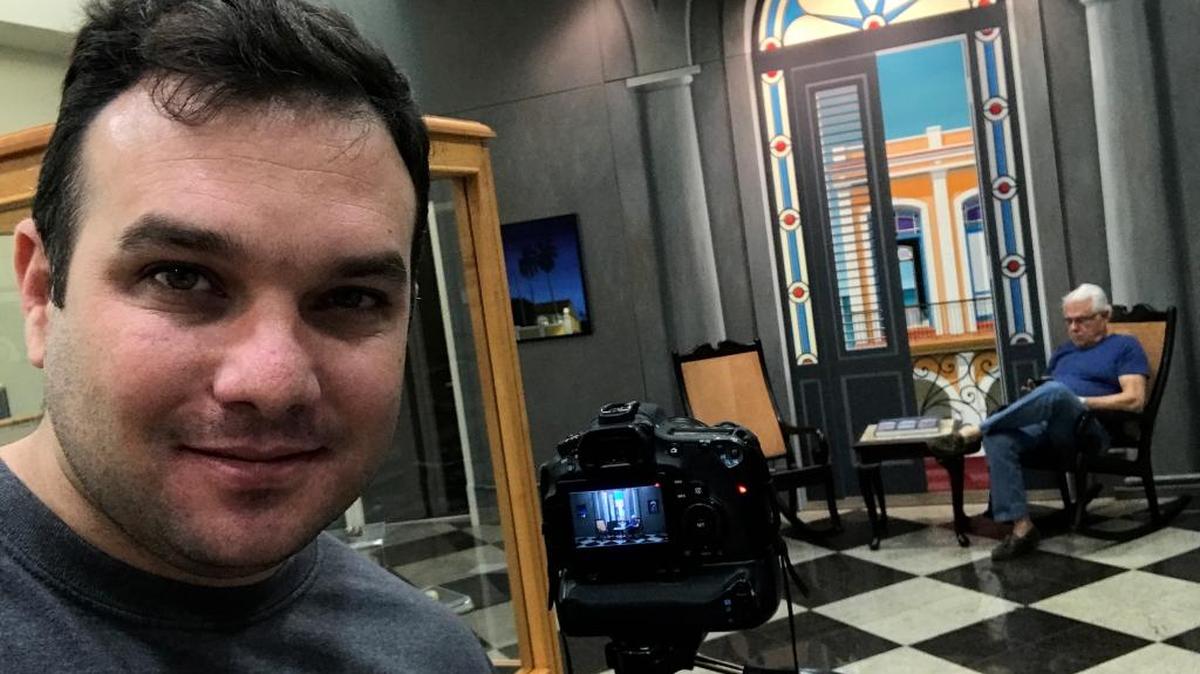 Al frente, el director Eliécer Jiménez Almeida, y al fondo, Humberto Calzada, frente a uno de sus murales