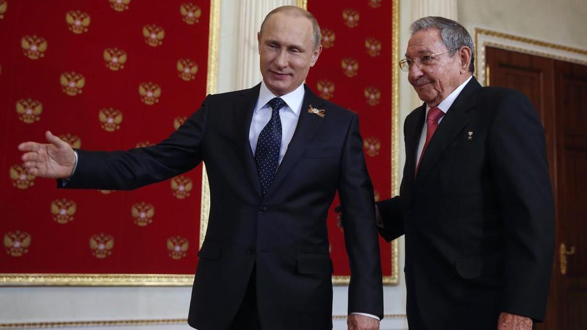 El presidente de Rusia, Vladimir Putin, recibe el gobernante de Cuba, Raúl Castro, el 9 de mayo de 2015.