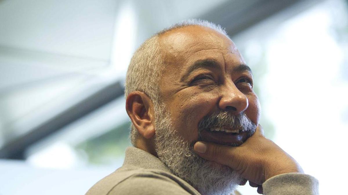 El escritor cubano Leonardo Padura, inmerso en lo que el mismo denomina el "tour europeo", que le ha llevado por varios países, durante la entrevista que mantuvo con Efe en la que reflexiona sobre la situación de su país y asevera que aunque "Cuba es una sociedad que aparentemente no ha cambiado, realmente sí lo ha hecho".