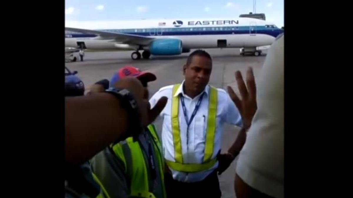 Pasajeros de un vuelo charter de Miami a La Habana discuten con personal del aeropuerto José Martí por el supuesto robo de pertenencias.