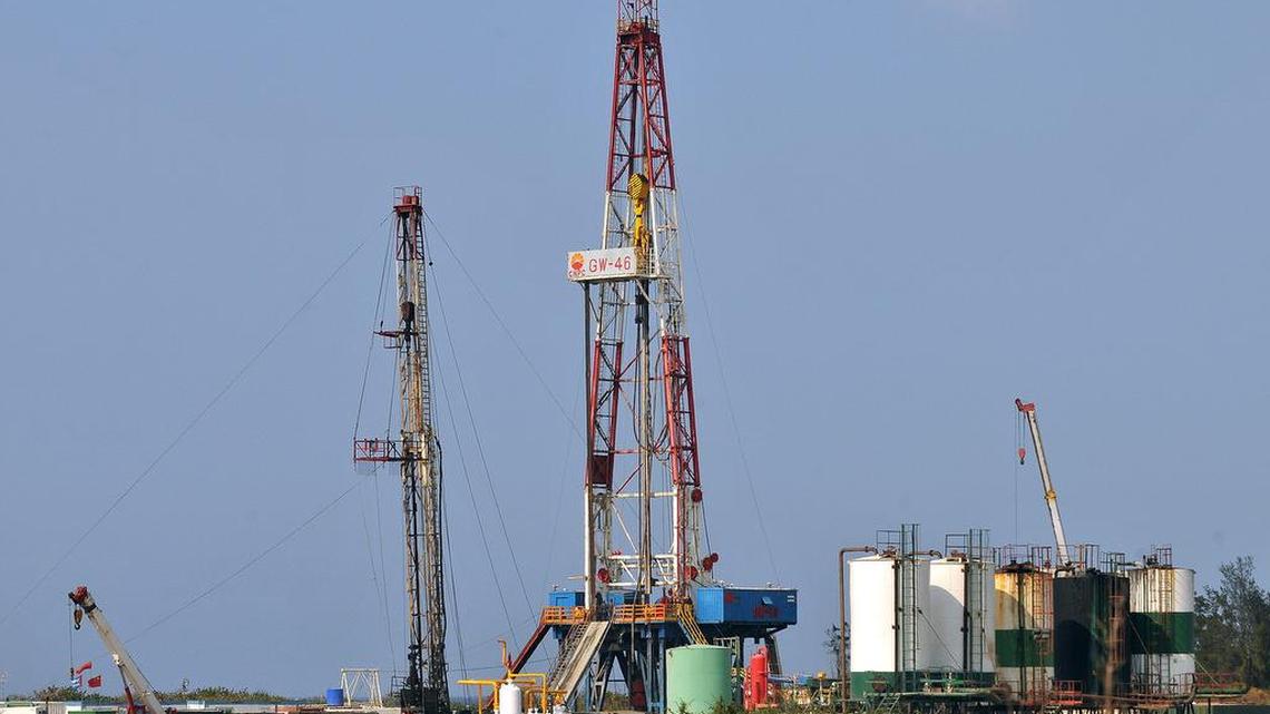Un pozo de petróleo ubicado en la costa norte de La Habana.