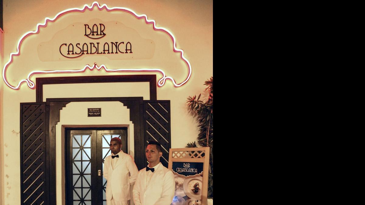 
Dos empleados esperan clilentes a la entrada del Bar Casablanca. 
