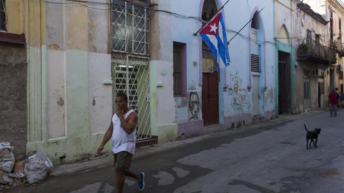 Un hombre camina por una calle de la Habana Vieja el martes 29 de noviembre de 2016, en La Habana (Cuba).