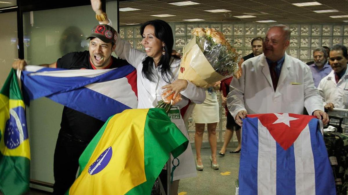 Un grupo de médicos cubanos llegando a Brasil bajo el programa 'Más médicos'.