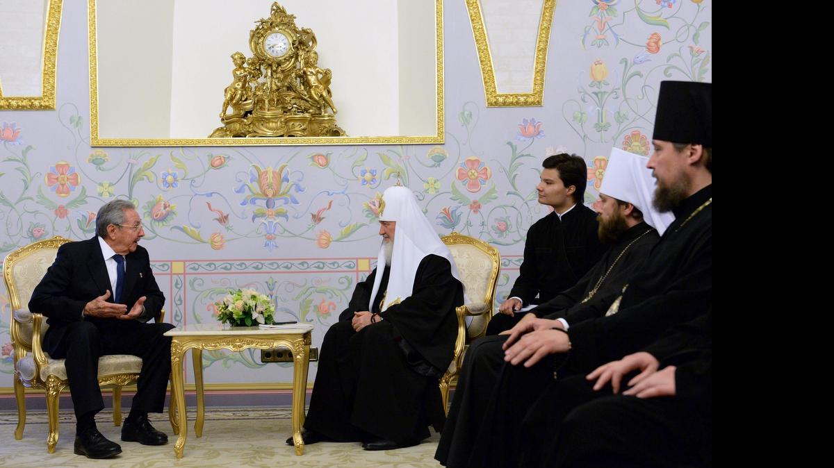 
El gobernante cubano, Raúl Castro, (izd.) con el patriarca Kirill en Moscú.
