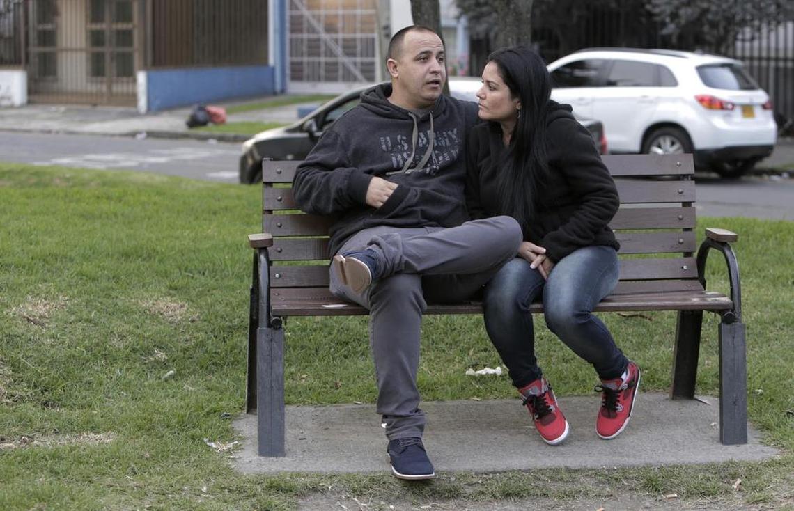 Yackmar Domínguez Santos y su esposa Malena Fernández Gutiérrez en un parque de Bogotá, Colombia, mientras esperan por la fecha de la entrevista en la embajada de Estados Unidos en Bogotá. Domínguez espera que su esposa e hijo puedan reunirse con él en Estados Unidos. Domínguez voló a Bogotá desde Miami para estar con su esposa e hijo durante el proceso. Desde la reducción de las operaciones de la embajada de EEUU en La Habana debido a los llamados ‘ataques sónicos’, los cubanos que están en proceso de obtener visas permamentes para viajar a Estados Unidos tienen que ir a Bogotá a completar el proceso.