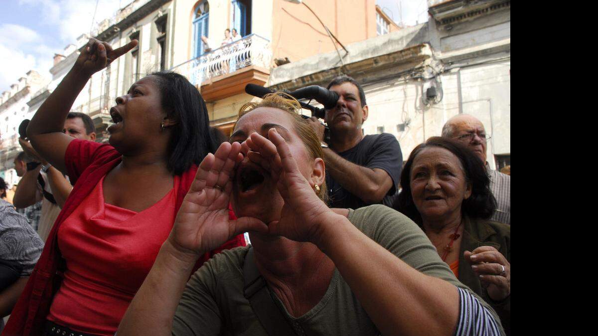 
Mujeres gritan durante un ‘acto de repudio’ contra activistas de los derechos humanos en La Habana, Cuba, en esta foto de archivo.

