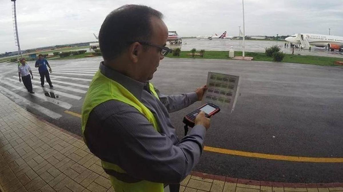 Galo Beltrán, gerente de operaciones de American Airlines en Cuba, prueba un lector de códigos de equipaje en el Aeropuerto Internacional José Martí de La Habana.