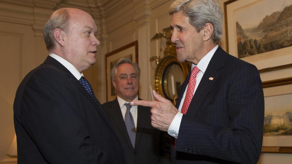El ministro de Comercio Exterior de Cuba Rodrigo Malmierca y el secretario de Estado John Kerry en Washington.