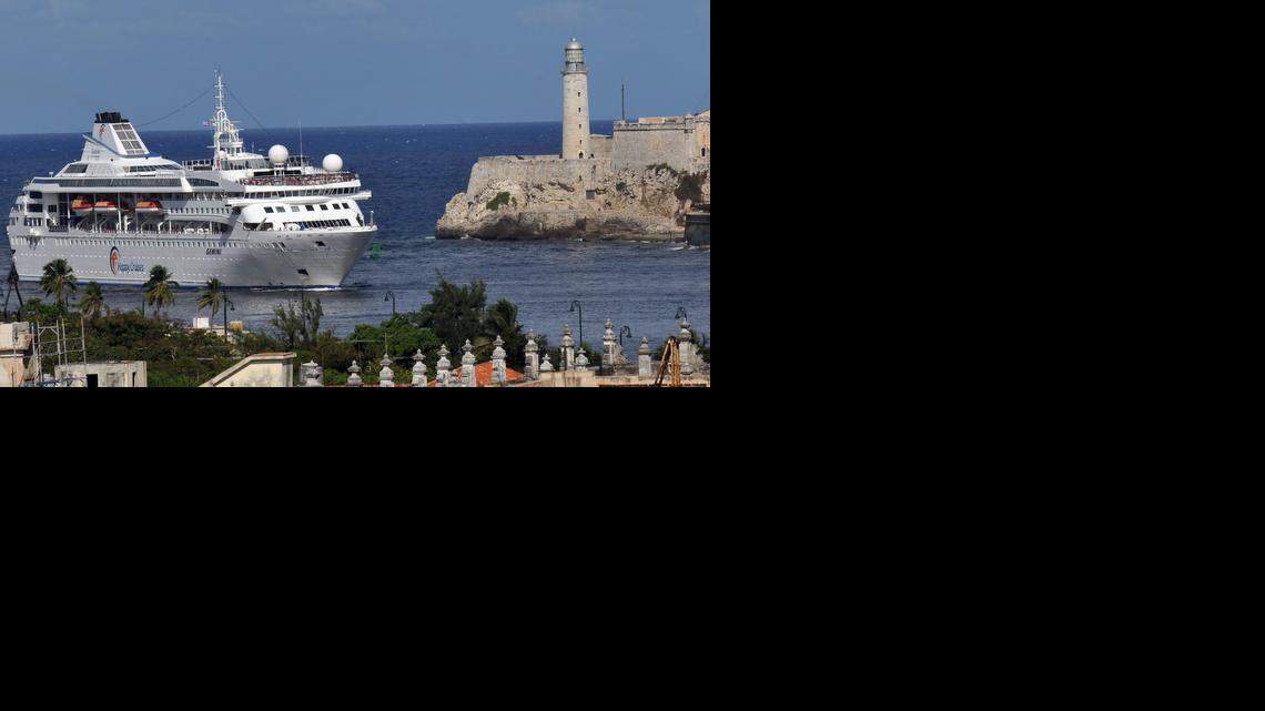 
Un buque con turistas entra a La Habana. Las navieras de la Florida quieren comenzar a operar ferris y catamaranes de alta velocidad para hacer el trayecto a Cuba. 
